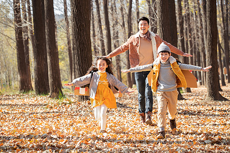 父女跑步素材快乐的父亲和孩子们在户外玩耍背景
