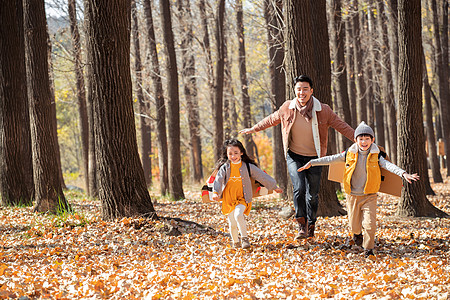 父女跑步素材快乐的父亲和孩子们在户外玩耍背景