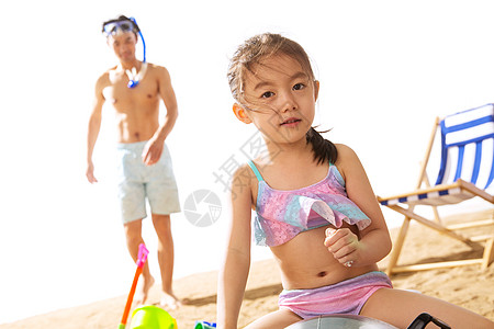 父亲和女儿在沙滩上玩耍图片