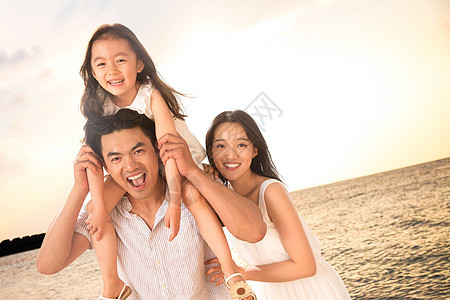 幸福家庭在海边玩耍图片