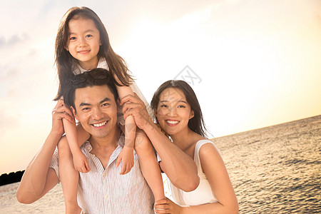 幸福家庭在海边玩耍图片