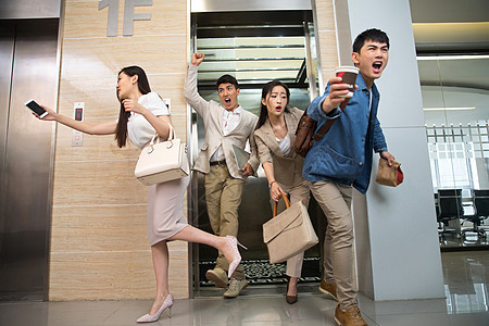 商务男女挤电梯图片