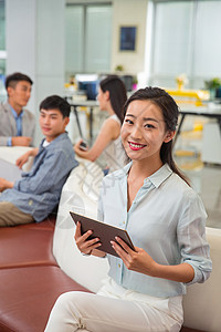 商务青年男女图片