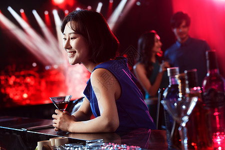青年女人在酒吧喝酒图片