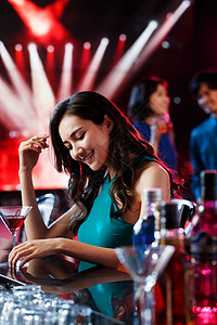 青年女人在酒吧喝酒图片