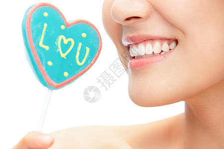 心型棒棒糖和青年女人嘴部特写图片
