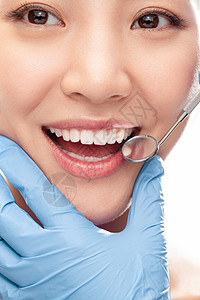 口腔手术牙医给青年女人检查牙齿背景