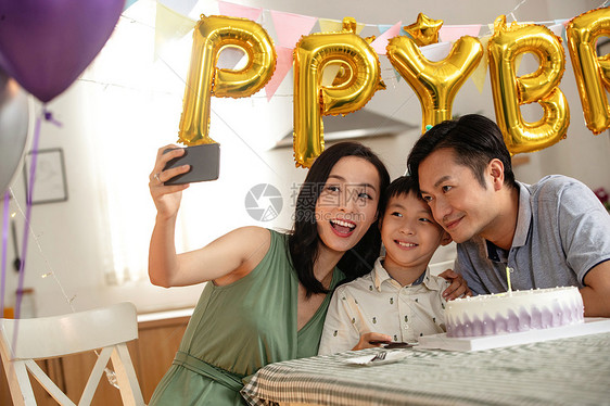 庆祝生日的快乐家庭图片