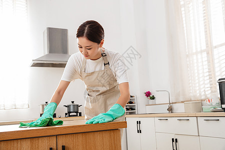 青年女人打扫房间图片