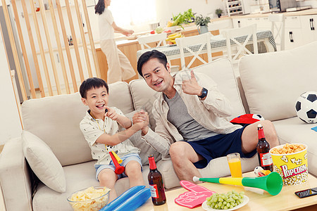 父子玩耍父亲和儿子看体育比赛背景