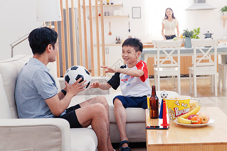 父亲和儿子在家玩足球高清图片