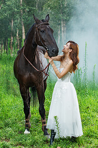 穿婚纱的青年女人牵着马高清图片