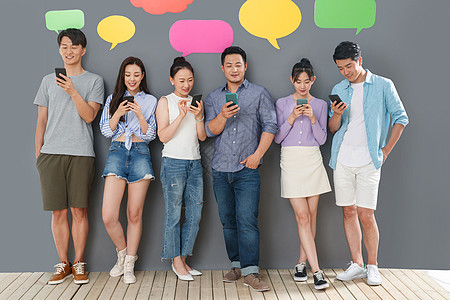 快乐的中青年人用手机聊天软件沟通高清图片