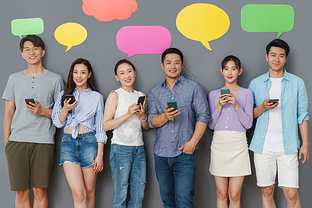 手机对话快乐的中青年人用手机聊天软件沟通背景