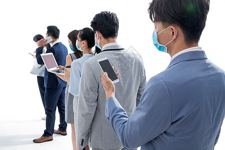 排队时看手机的戴口罩的商务人士图片