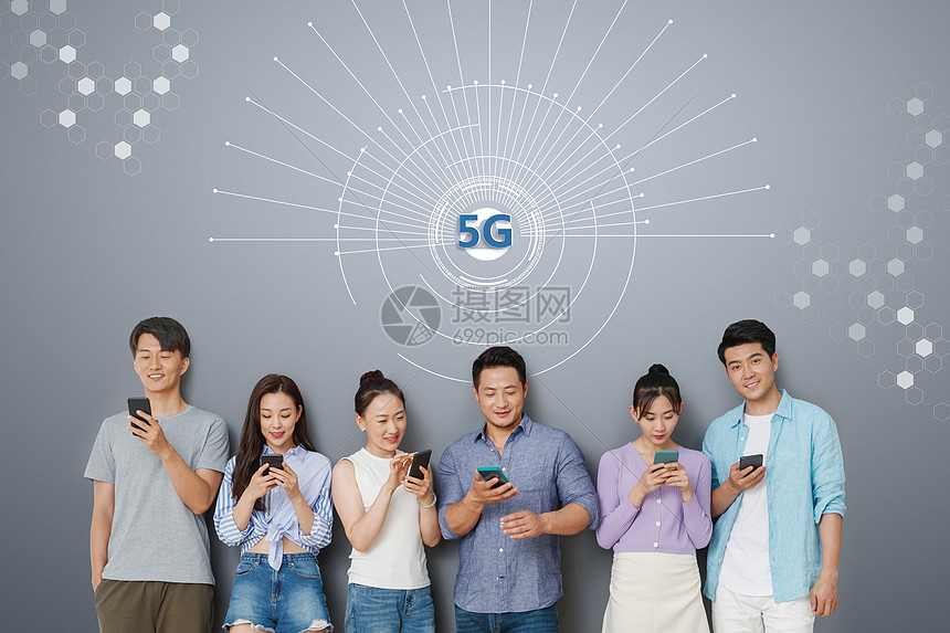 快乐的中青年人拿着手机享受5G生活图片