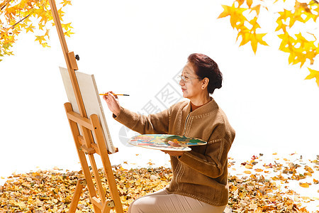 中老年女人在庭院里画画图片