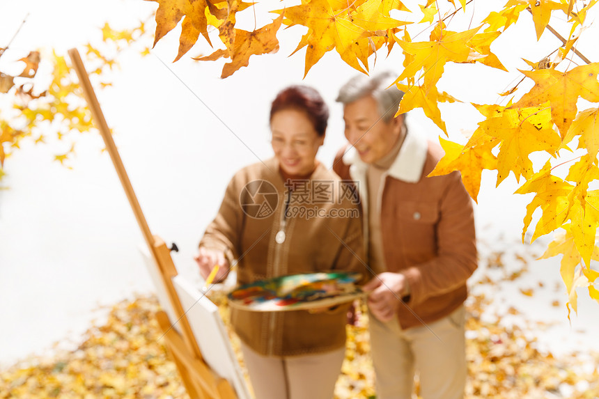 老年夫妇在庭院里画画图片