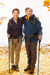 老年夫妇徒步旅行图片