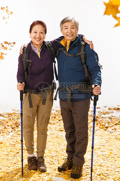 老年夫妇徒步旅行图片