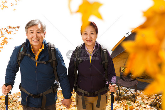 老年夫妇徒步旅行图片