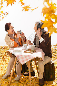 老年夫妇坐着庭院里图片