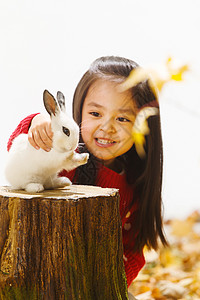 小孩嬉戏小女孩和小兔子背景