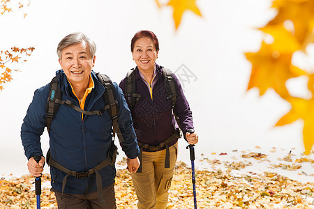 老年夫妇徒步旅行图片