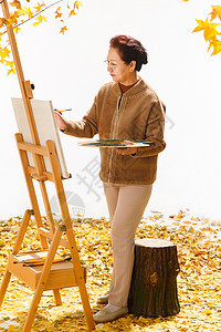 中老年女人在庭院里画画图片