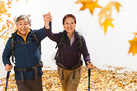 老年夫妇徒步旅行图片