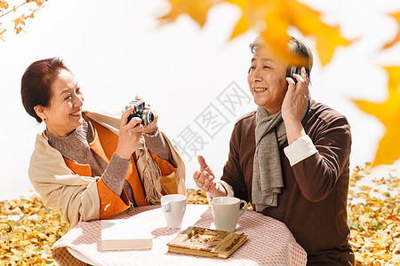 老年夫妇坐着庭院里图片