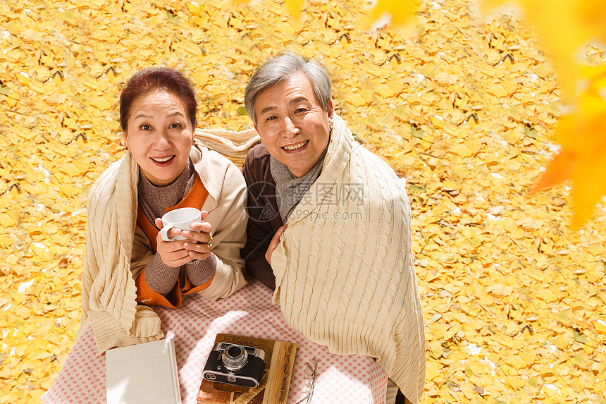 老年夫妇坐着庭院里图片