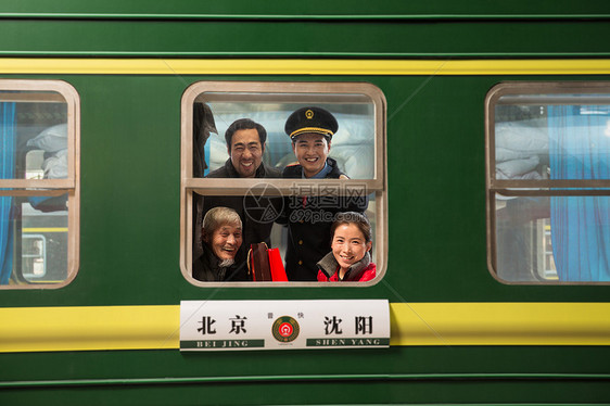 火车乘务员和旅客图片