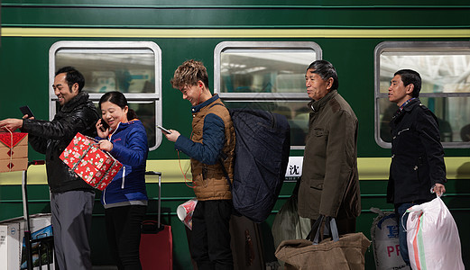 站在火车月台上的旅客图片