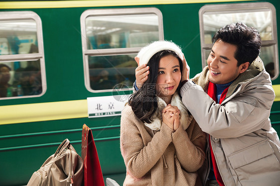 在火车站台上的青年情侣图片