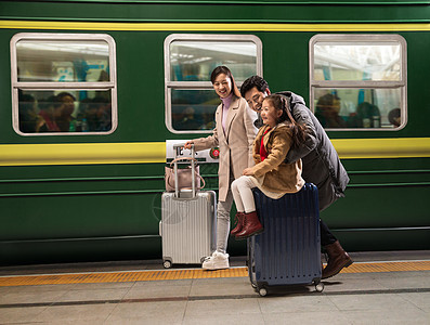 一家三口在火车站站台图片
