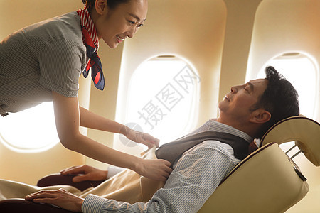 商务男士在飞机上睡觉图片