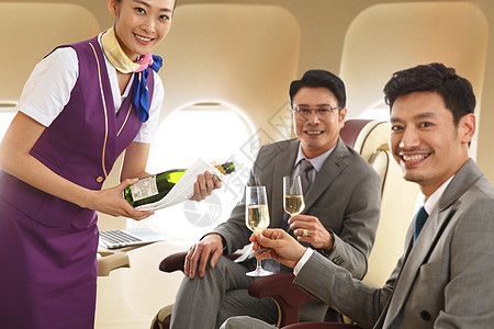 商务男士乘坐飞机喝酒图片