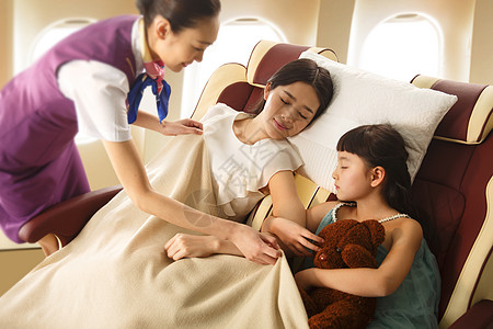 躺着放松女孩乘务员给乘客盖毯子背景