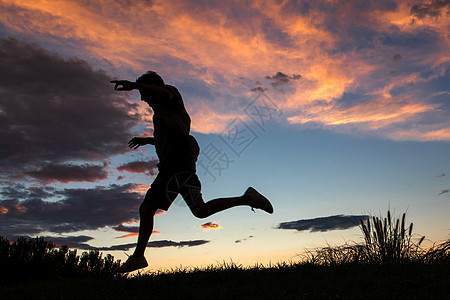 夕阳下的青年男人图片