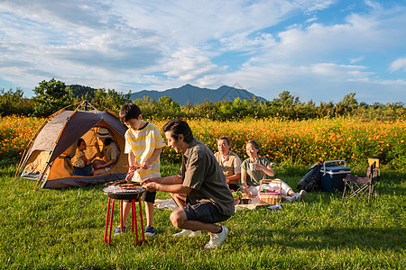 快乐的一家人在郊外野炊图片