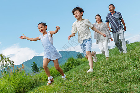 幸福老人和孩子们在郊外散步图片