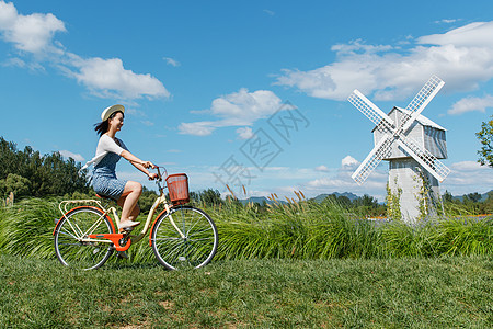 骑自行车的青年女人图片