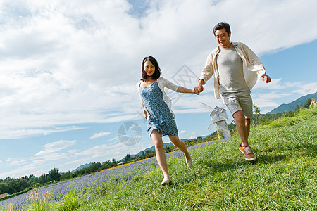 浪漫夫妇郊游高清图片