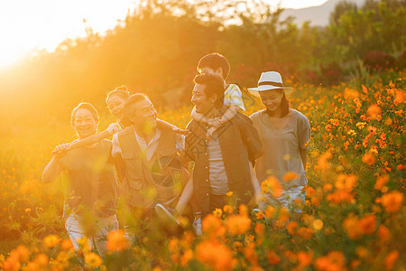 站着花丛中的快乐一家人图片
