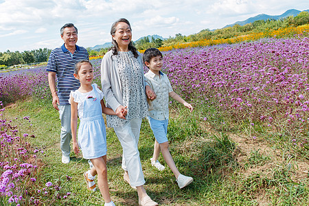 幸福老人和孩子郊游高清图片