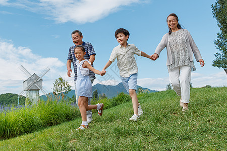 幸福老人和孩子们在草地上玩耍图片