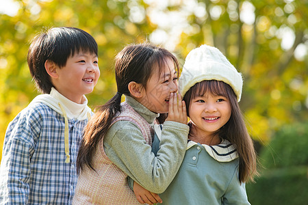 小孩嬉戏两个小女孩说悄悄话背景