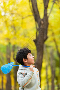 快乐的小男孩在户外玩耍图片