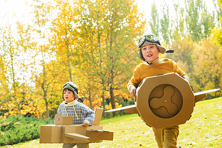 玩具飞机和男孩两个男孩玩开飞机游戏背景